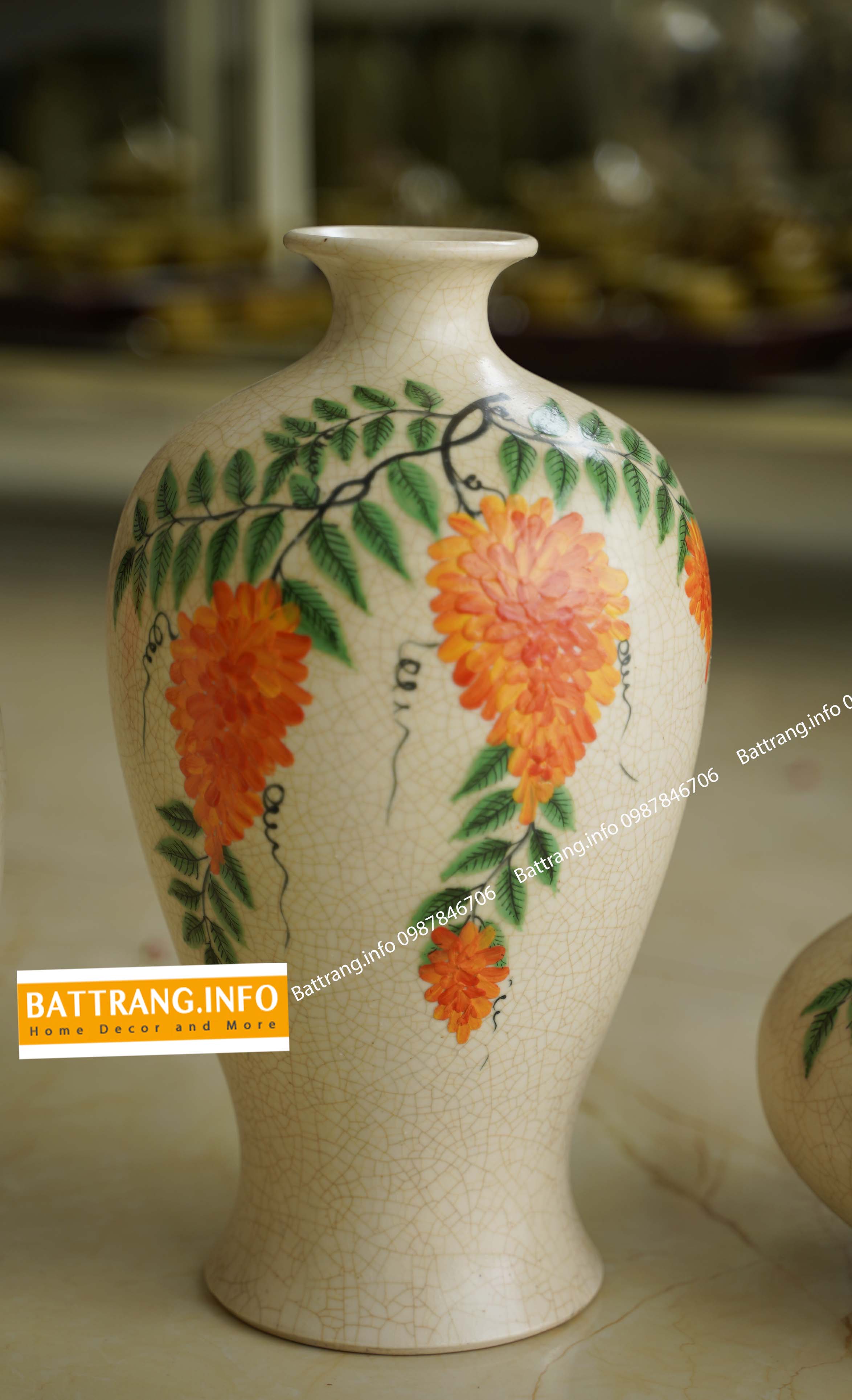 Bát Tràng: Hãy chiêm ngưỡng những bức tranh và đồ gốm tuyệt đẹp được sản xuất tại làng gốm nổi tiếng Bát Tràng. Các nghệ nhân tại đây đã tạo ra những tác phẩm nghệ thuật độc đáo với các họa tiết và màu sắc tinh tế. Hãy khám phá một phần văn hóa truyền thống của Việt Nam thông qua những sản phẩm từ Bát Tràng.